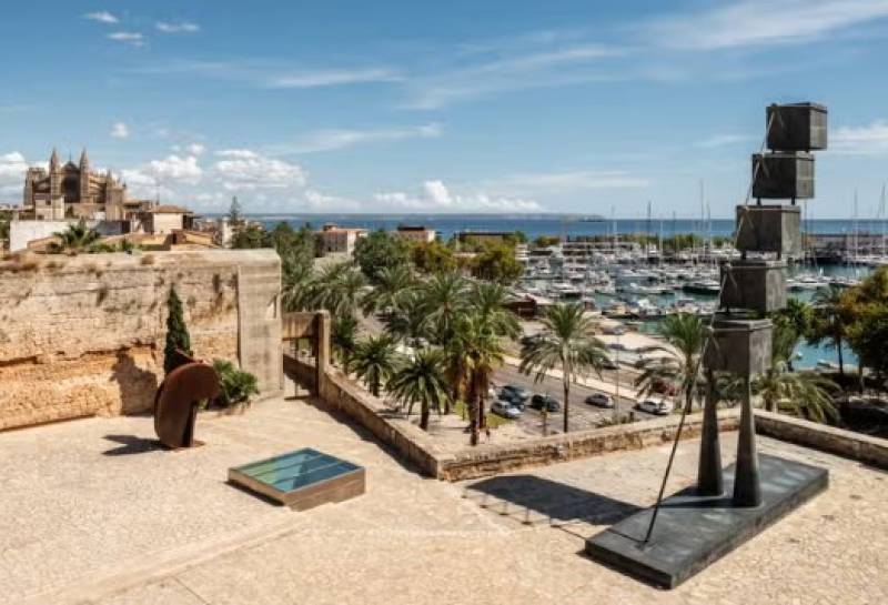 Tourists damage Es Baluard sculpture in Mallorca while taking a photo