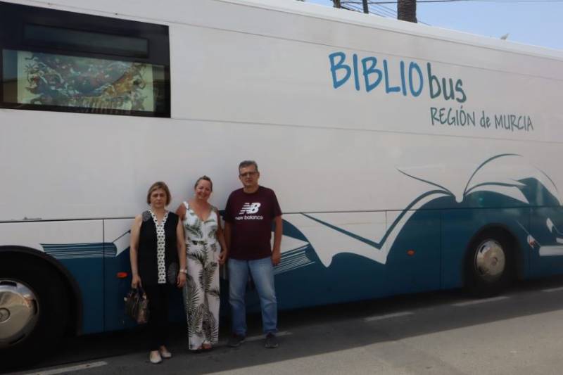 Bibliobús mobile library returns to Lo Pagan promenade in San Pedro