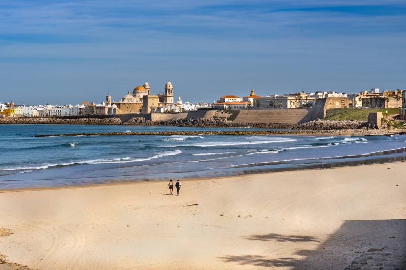 The race to save Cádiz's beaches before the tourists arrive is becoming harder to win every year